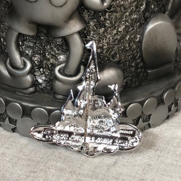 The Art of Disney “Where Dreams Come True” Pin with Swarovski Crystals in Box - Picture 3 of 7